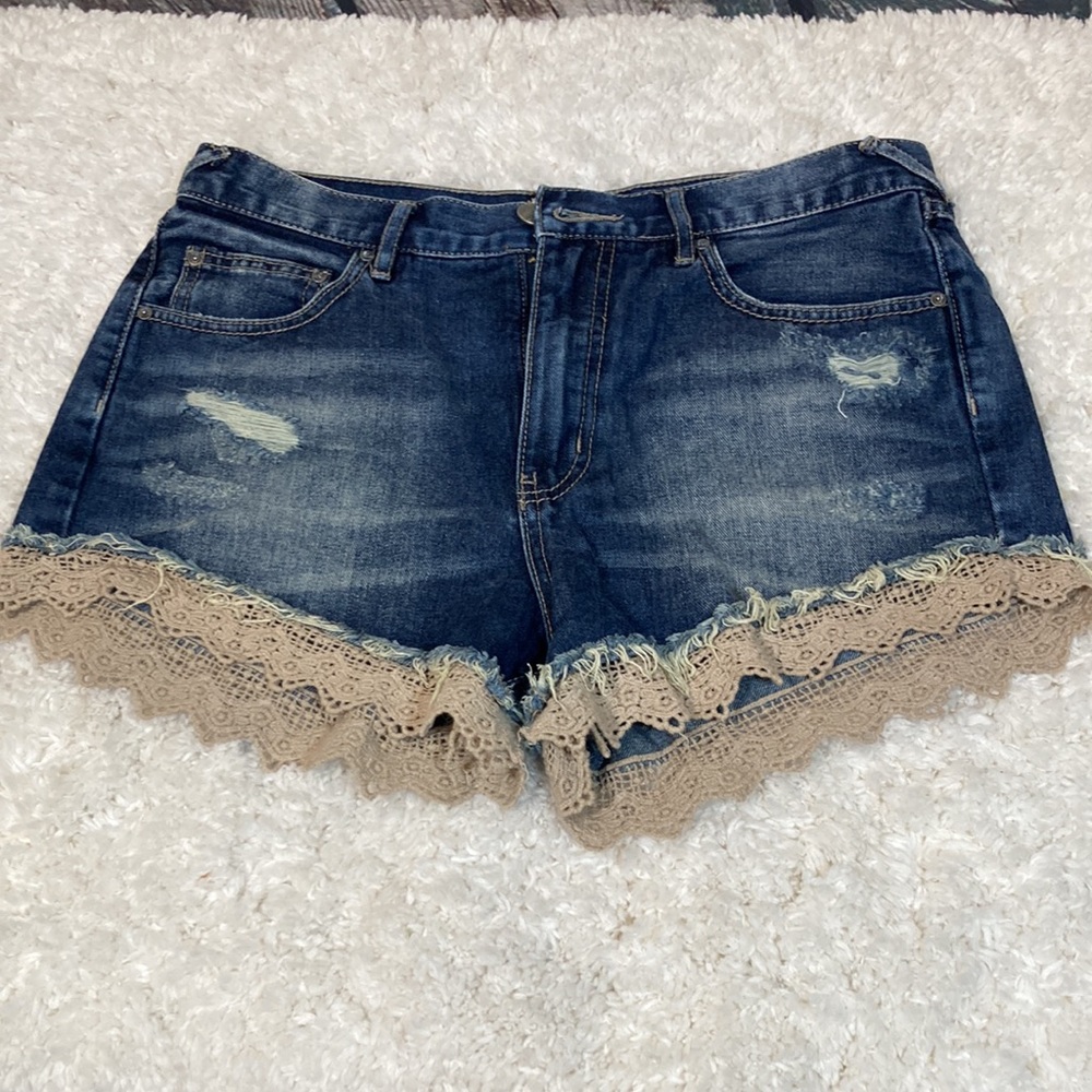 💙Free People Distressed Crochet Lace Trim Denim Short - Picture 9 of 9